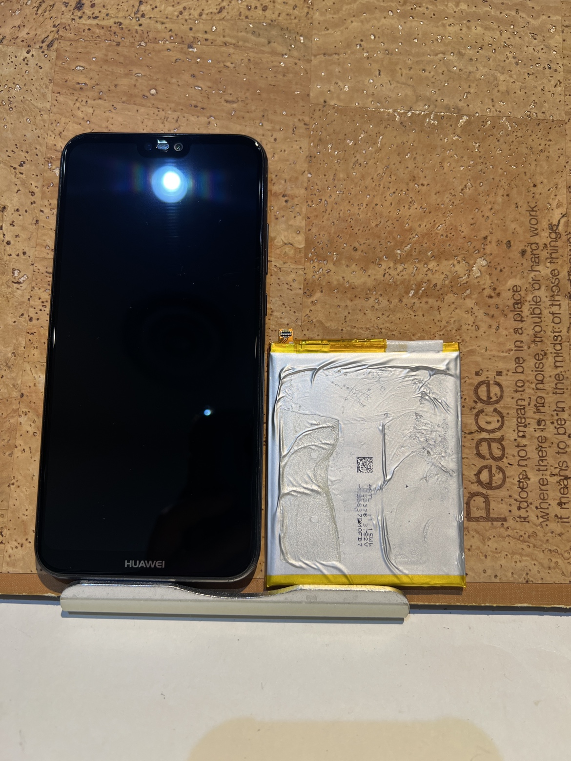 HUAWEI P20 lite (ファーウェイ P20 ライト)のバッテリー交換のことならスマホ修理工房 広島パルコ新館店へ！